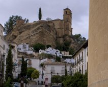 Rue principale. Au fond le château