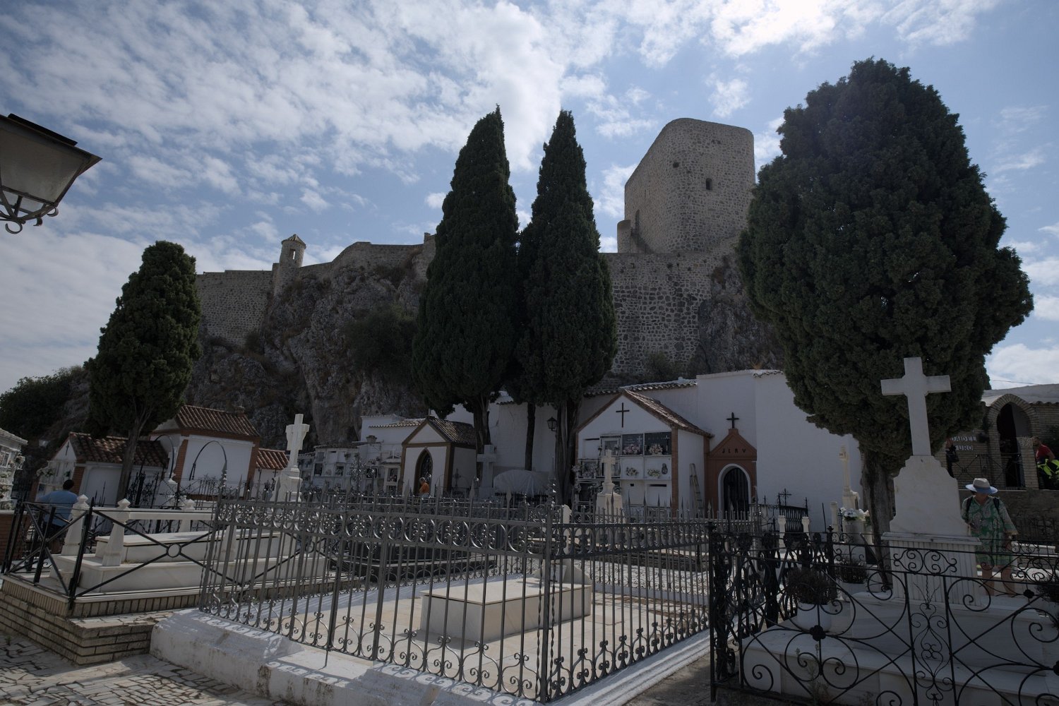 Cimetierre - En arrière plan le château