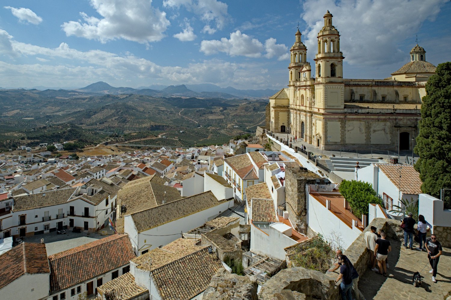 Vue sur la ville et l'église Notre Dame de l'Incarnation