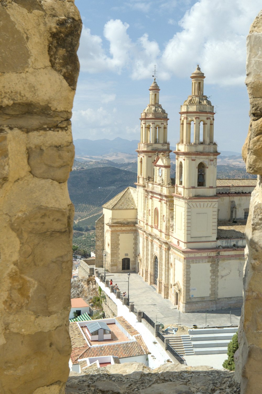 Donjon du château - vue sur l'église Notre Dame de l'Incantation