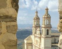 Donjon du château - vue sur l'église Notre Dame de l'Incantation
